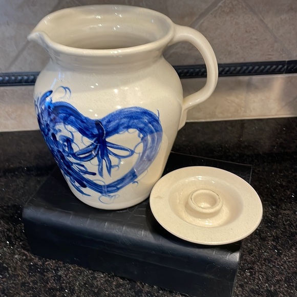 Casey Pottery signed pottery pitcher with vintage heart flowered wreath detail - Picture 4 of 10